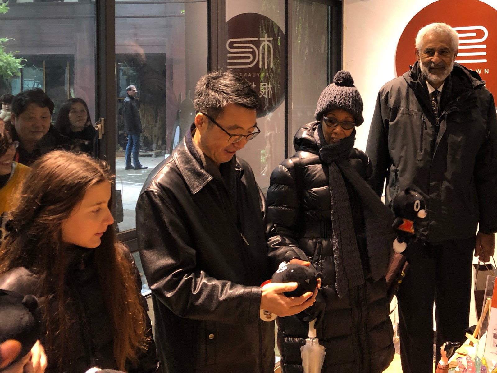 1545017087954202.jpg 吳總拿吉祥物.jpg