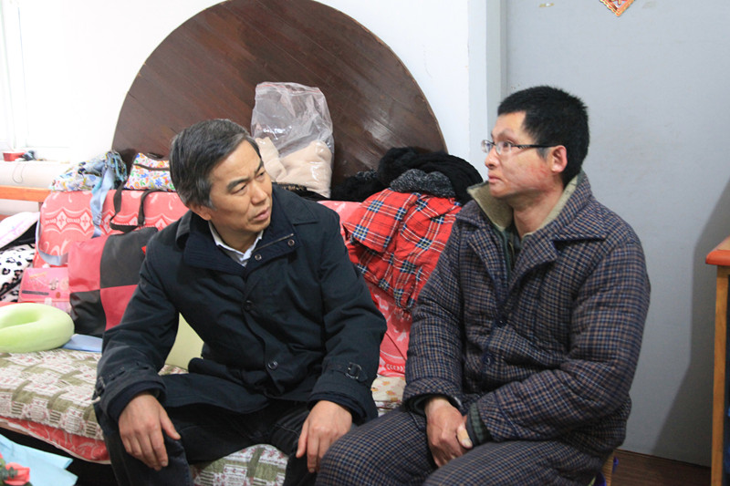 親切的慰問，溫暖的關(guān)懷<br/>——集團(tuán)公司領(lǐng)導(dǎo)走訪慰問困難職工