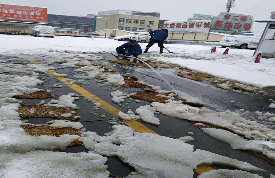浴雪奮戰(zhàn) 商業(yè)公司員工“最美堅守”
