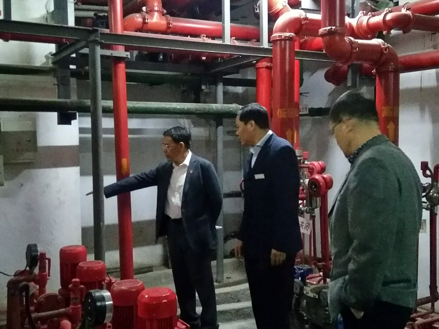 集團公司副總經(jīng)理徐旭陽帶隊檢查二輕大廈