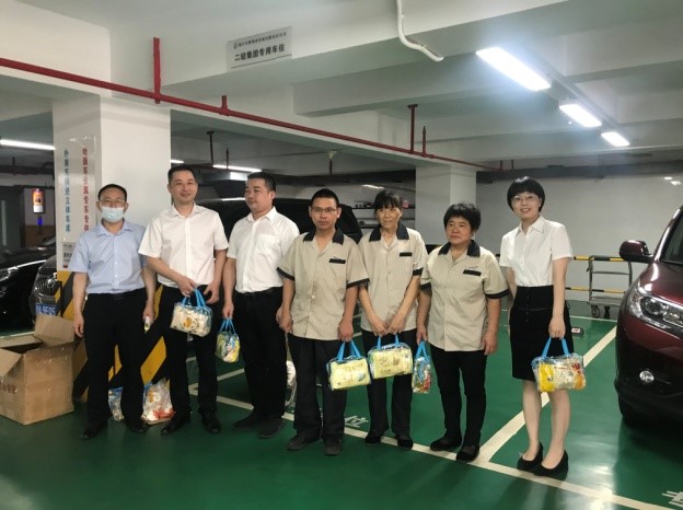 商業(yè)公司領(lǐng)導(dǎo)班子情系職工送清涼