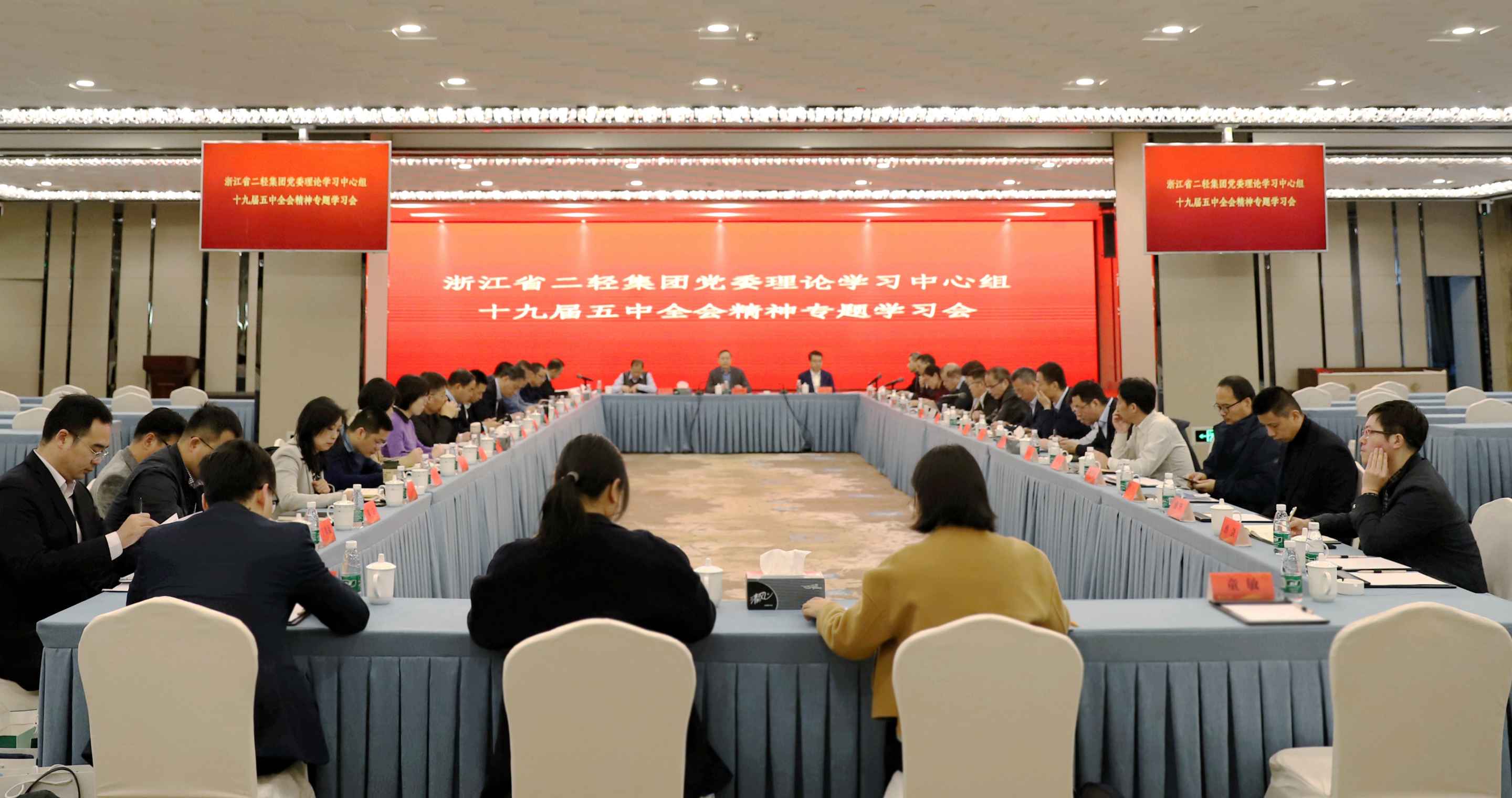 虞岳明在省二輕集團(tuán)黨委理論學(xué)習(xí)中心組十九屆五中全會(huì)精神專題學(xué)習(xí)會(huì)上強(qiáng)調(diào)：奮斗創(chuàng)造歷史，實(shí)干成就未來