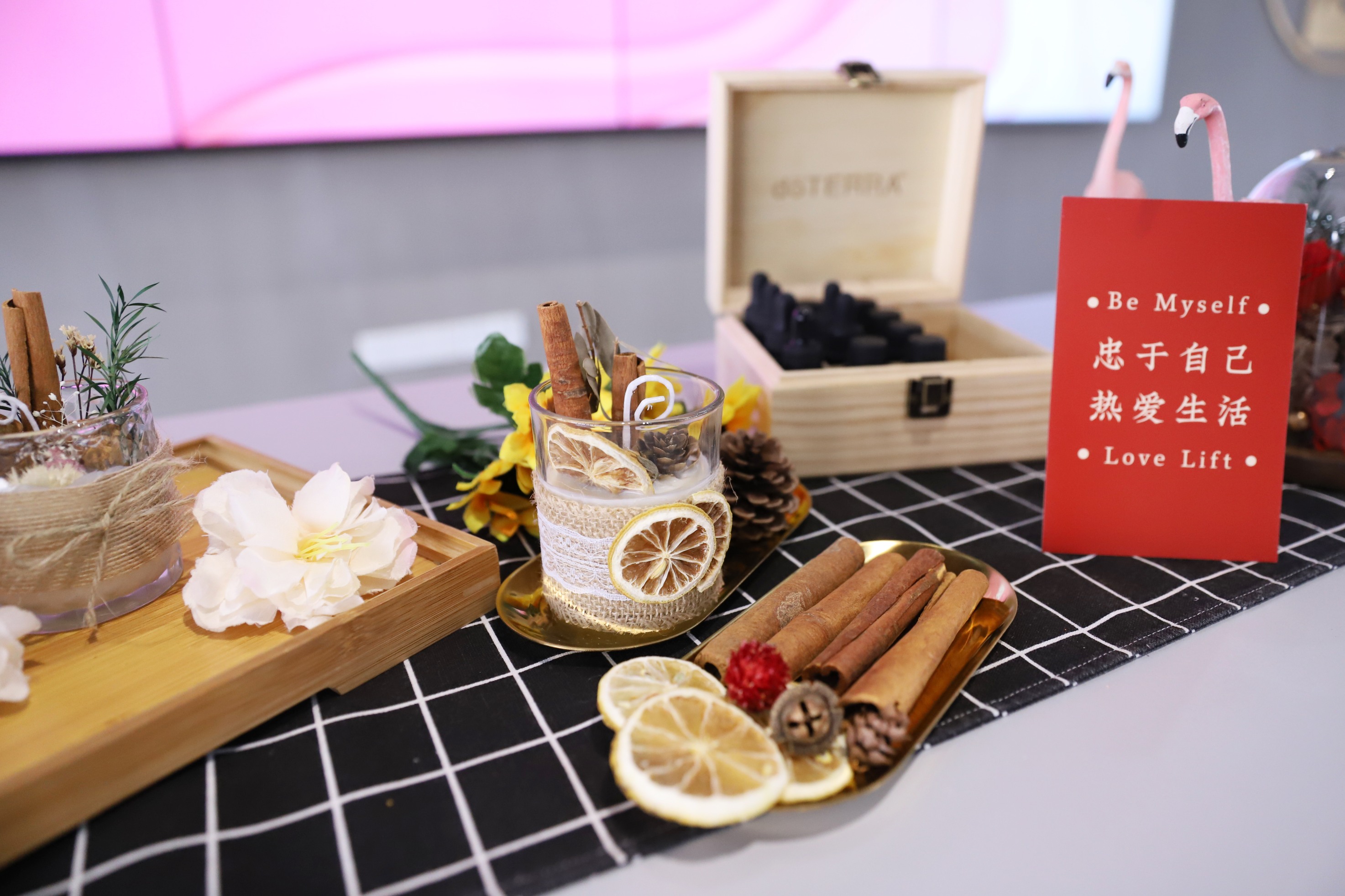 春色如許 芳華盛放 省二輕集團(tuán)公司工會(huì)開(kāi)展女神節(jié)肉桂香薰蠟燭手作活動(dòng)