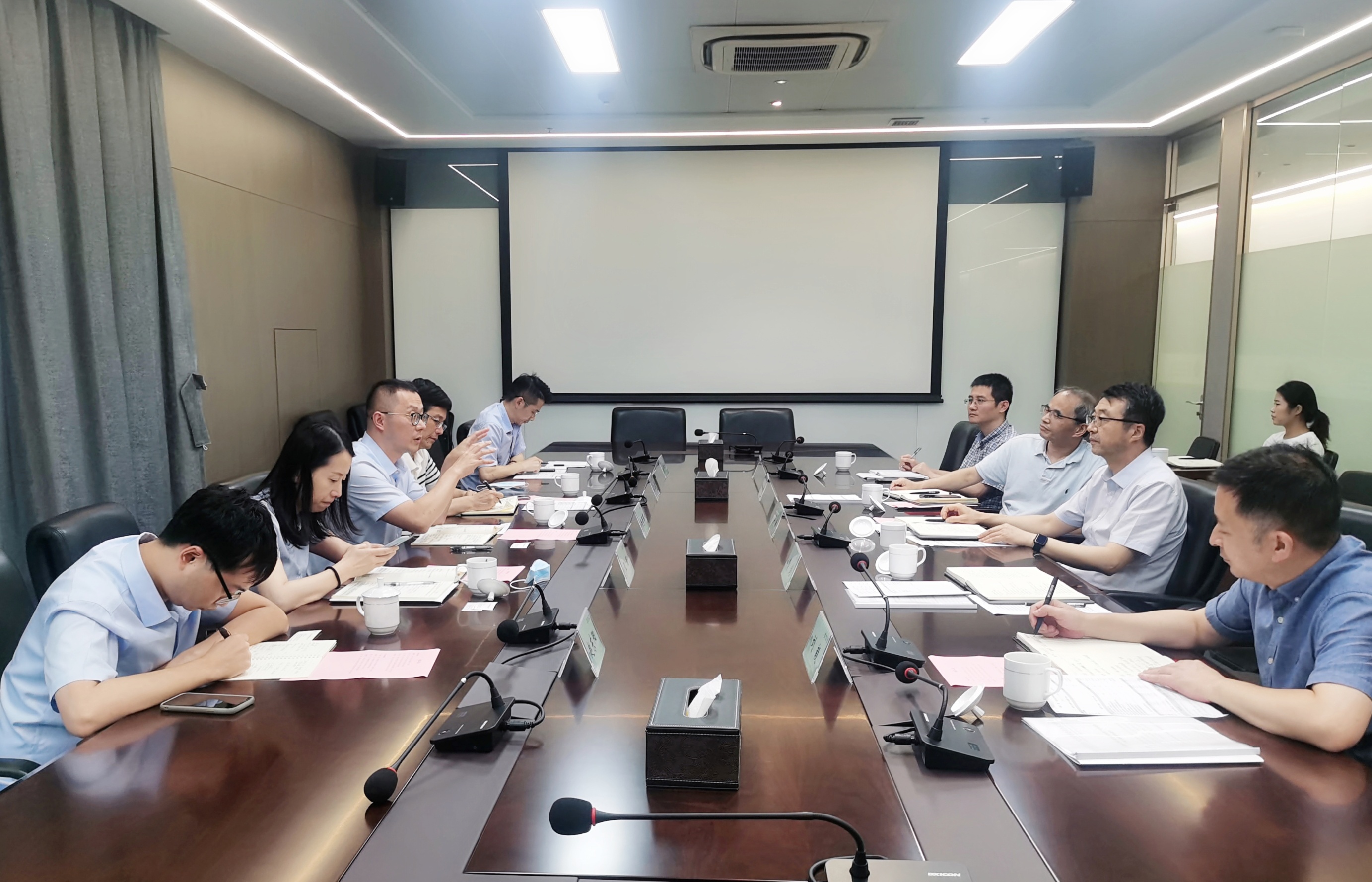 浙江產(chǎn)權(quán)交易所總經(jīng)理楊奇軍來省二輕集團(tuán)調(diào)研