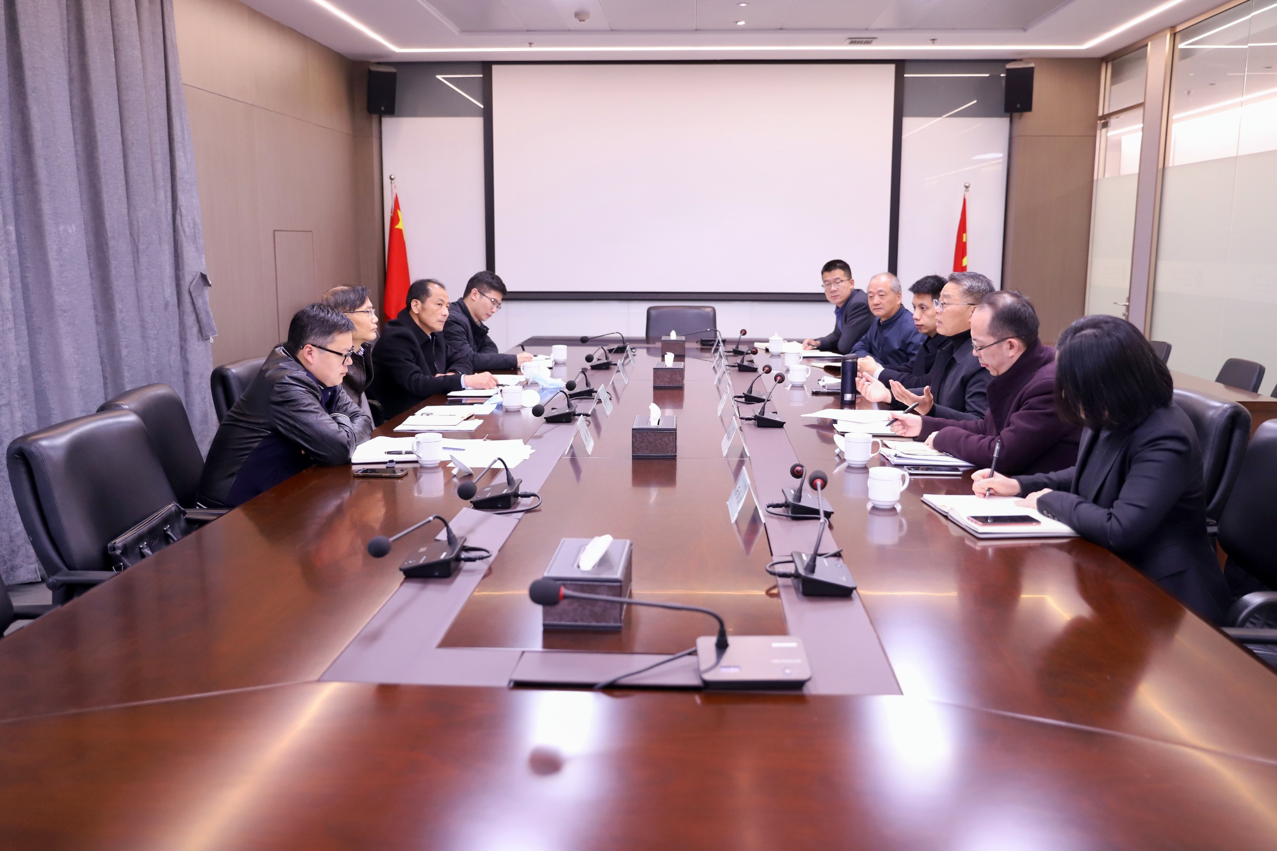 駐國(guó)資委紀(jì)檢組和省紀(jì)委五室來省二輕集團(tuán)調(diào)研