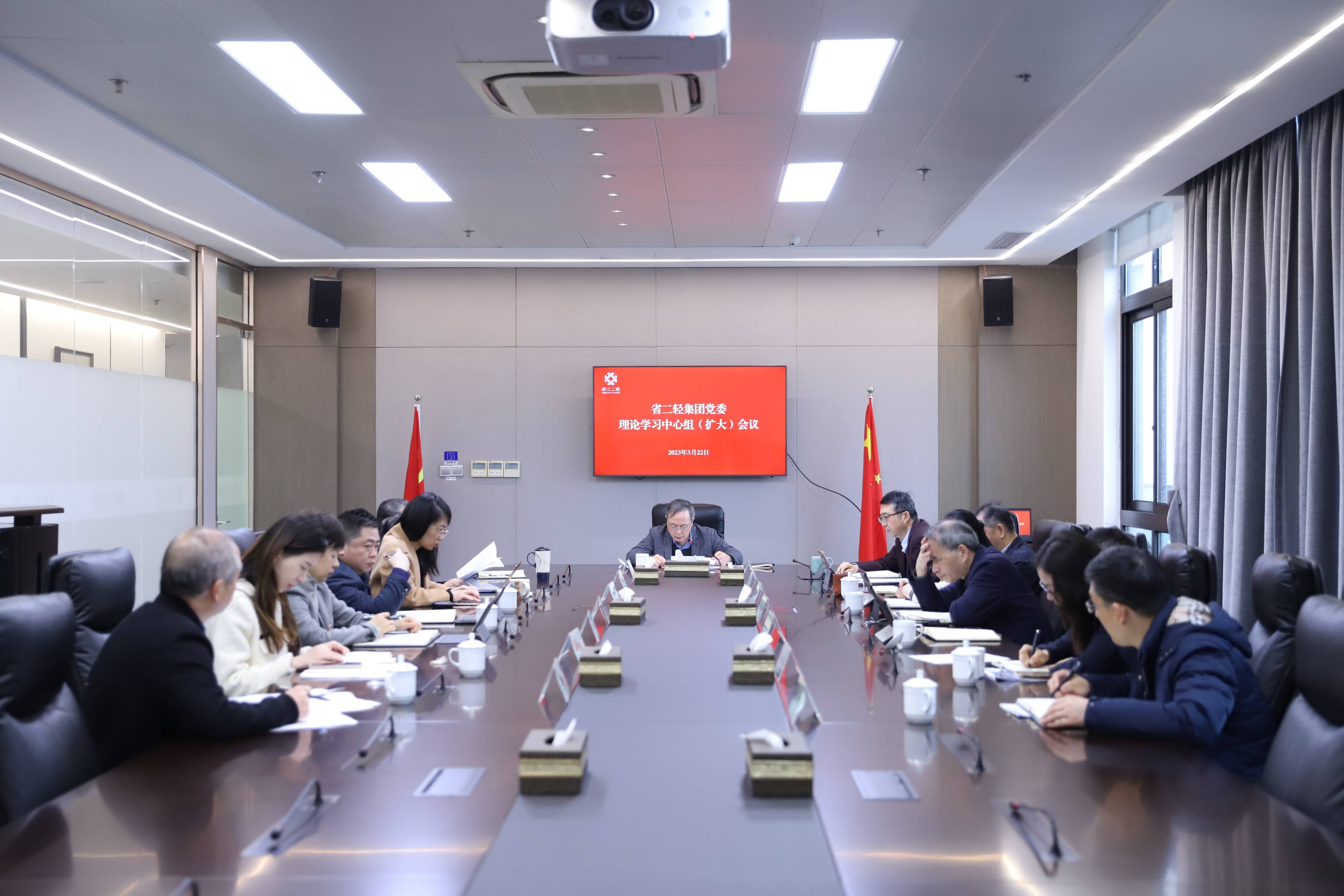 省二輕集團(tuán)黨委召開(kāi)理論學(xué)習(xí)中心組（擴(kuò)大）會(huì)議專(zhuān)題學(xué)習(xí)全國(guó)“兩會(huì)”精神