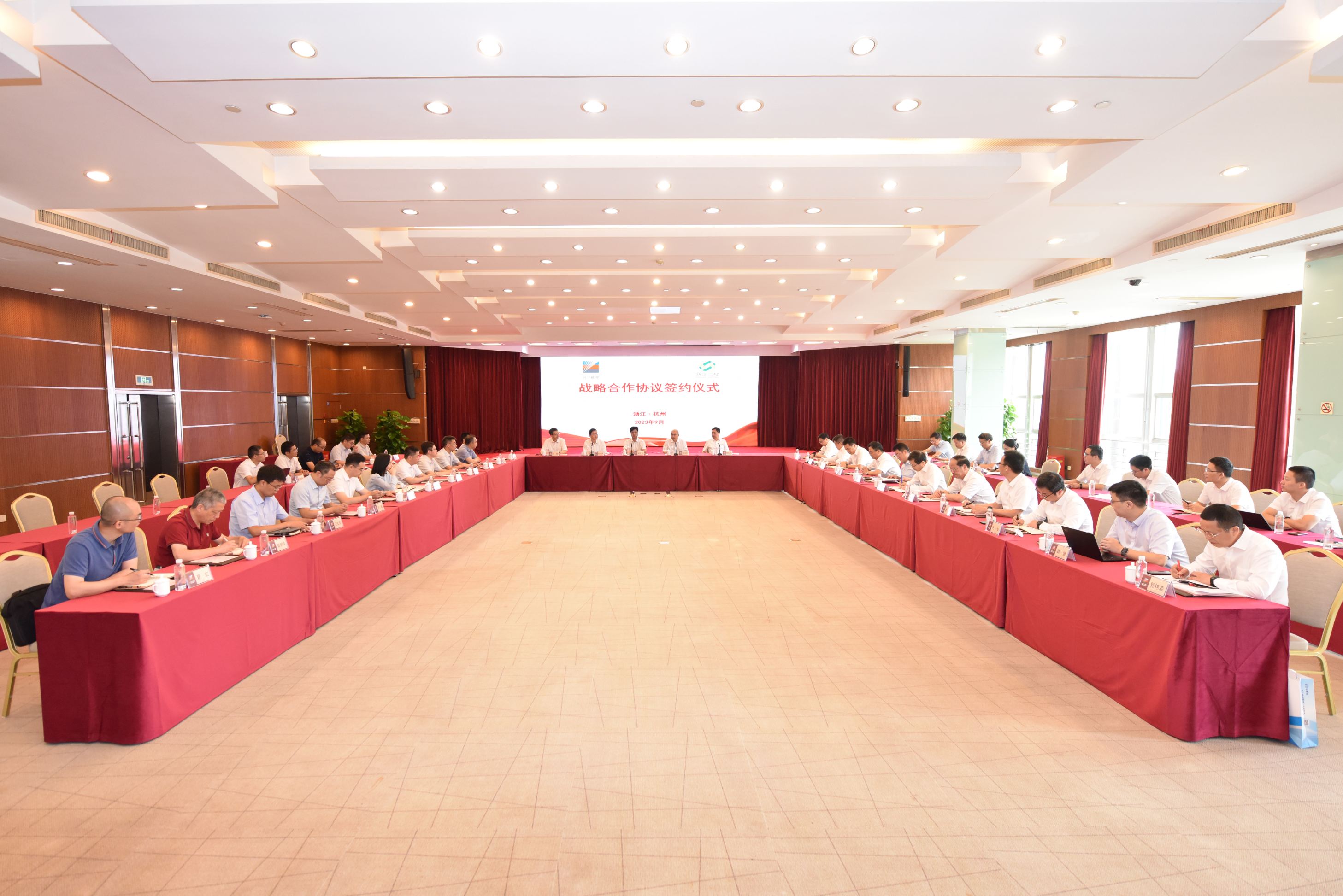 省二輕集團(tuán)與浙能集團(tuán)簽署戰(zhàn)略合作協(xié)議