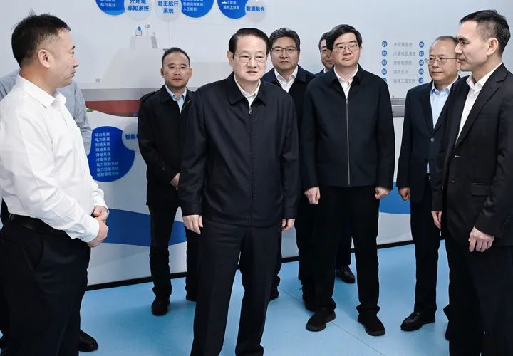 易煉紅調(diào)研省二輕集團(tuán)省機(jī)電集團(tuán)：牢牢抓住科技創(chuàng)新這個(gè)“牛鼻子”在推動(dòng)高質(zhì)量發(fā)展上展現(xiàn)國企更大擔(dān)當(dāng)作為