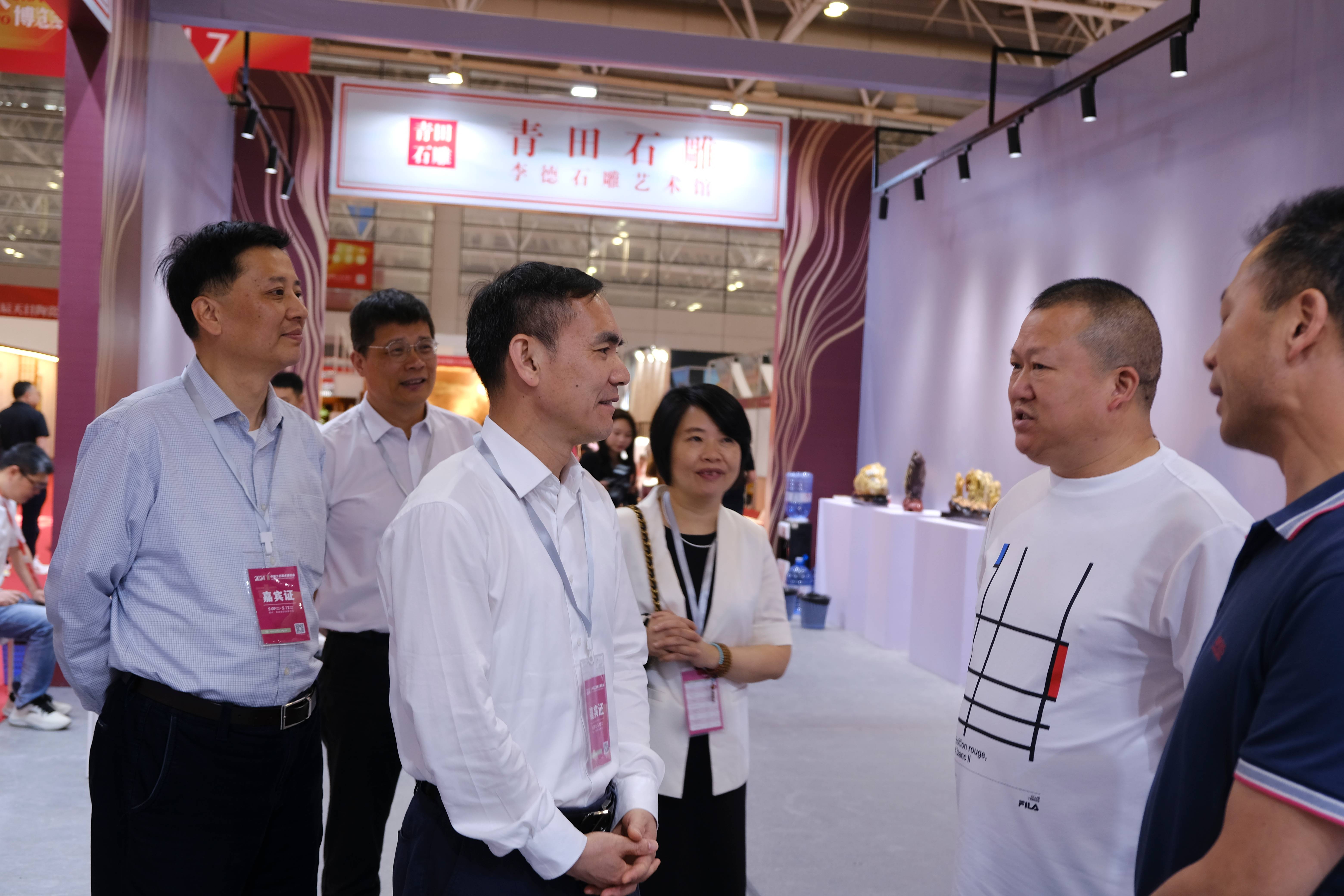 孫哲君一行參加第四屆中國工藝美術(shù)博覽會(huì)