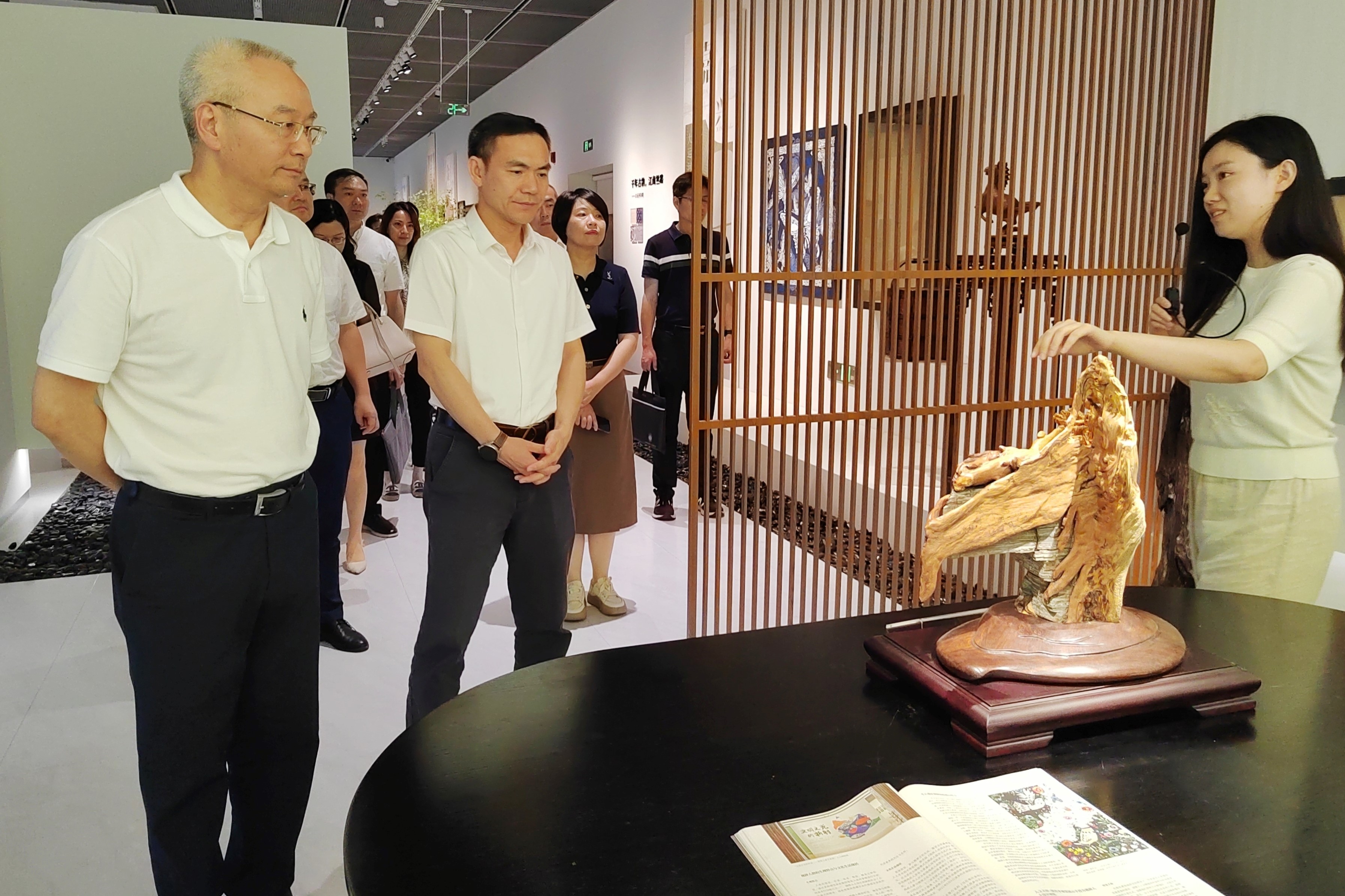 省科協(xié)黨組書記、副主席吳曉東一行到省二輕集團(tuán)、省工藝美術(shù)學(xué)會(huì)調(diào)研