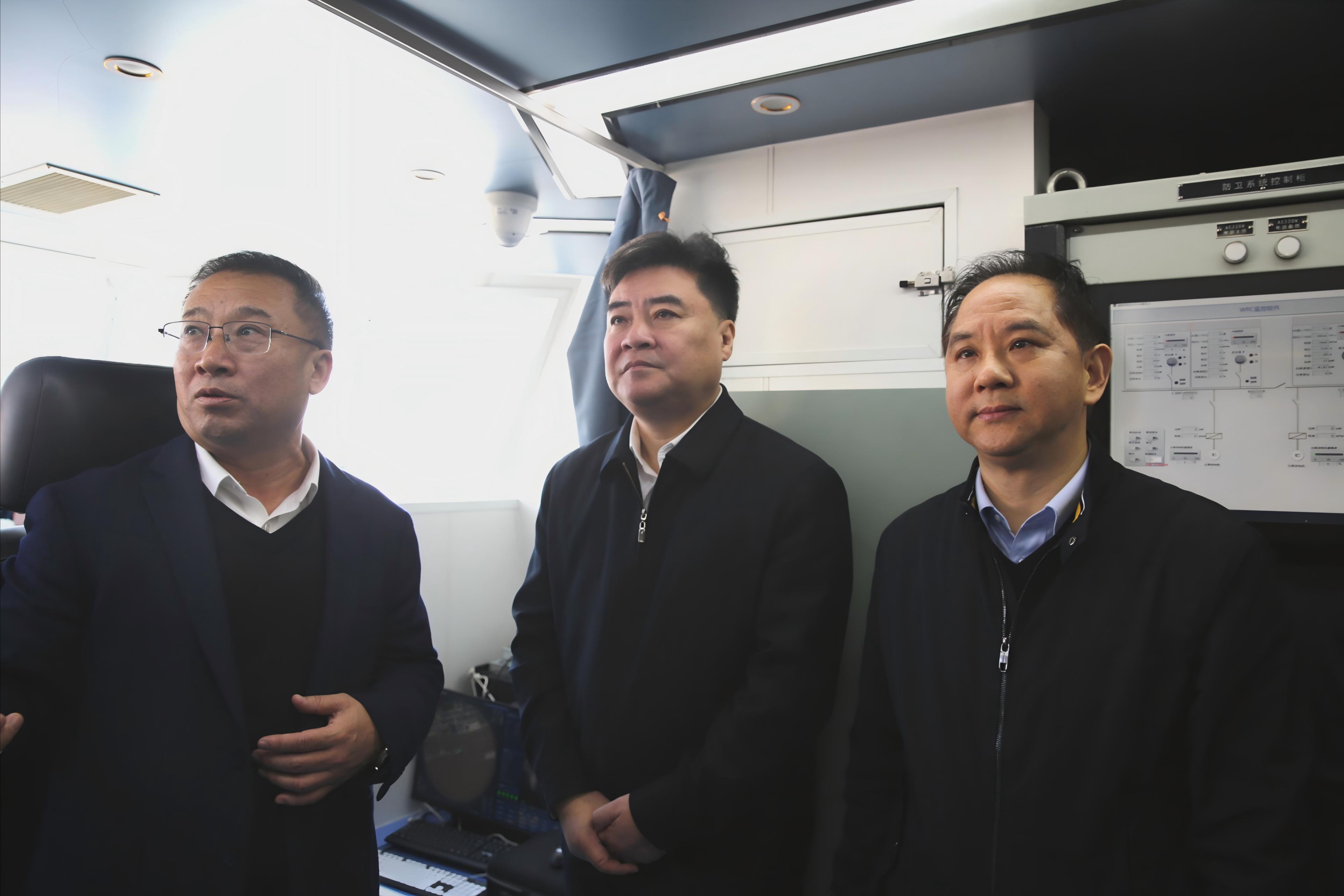 何中偉一行調(diào)研省二輕集團(tuán)百噸級(jí)無人船項(xiàng)目