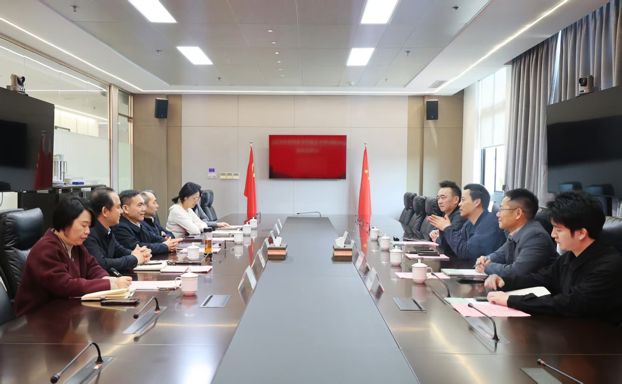 杭州金融投資集團(tuán)黨委書(shū)記、董事長(zhǎng)沈立一行到訪省二輕集團(tuán)